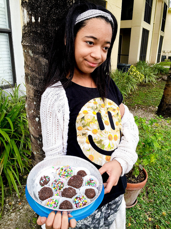 yazzy holding brigadeiros